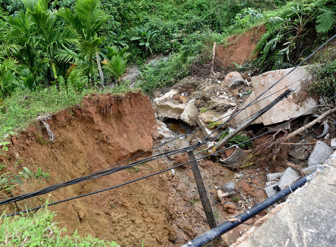 nguoi dan khon kho vi tuyen duong huyet mach bi dut d do mua lu - 7