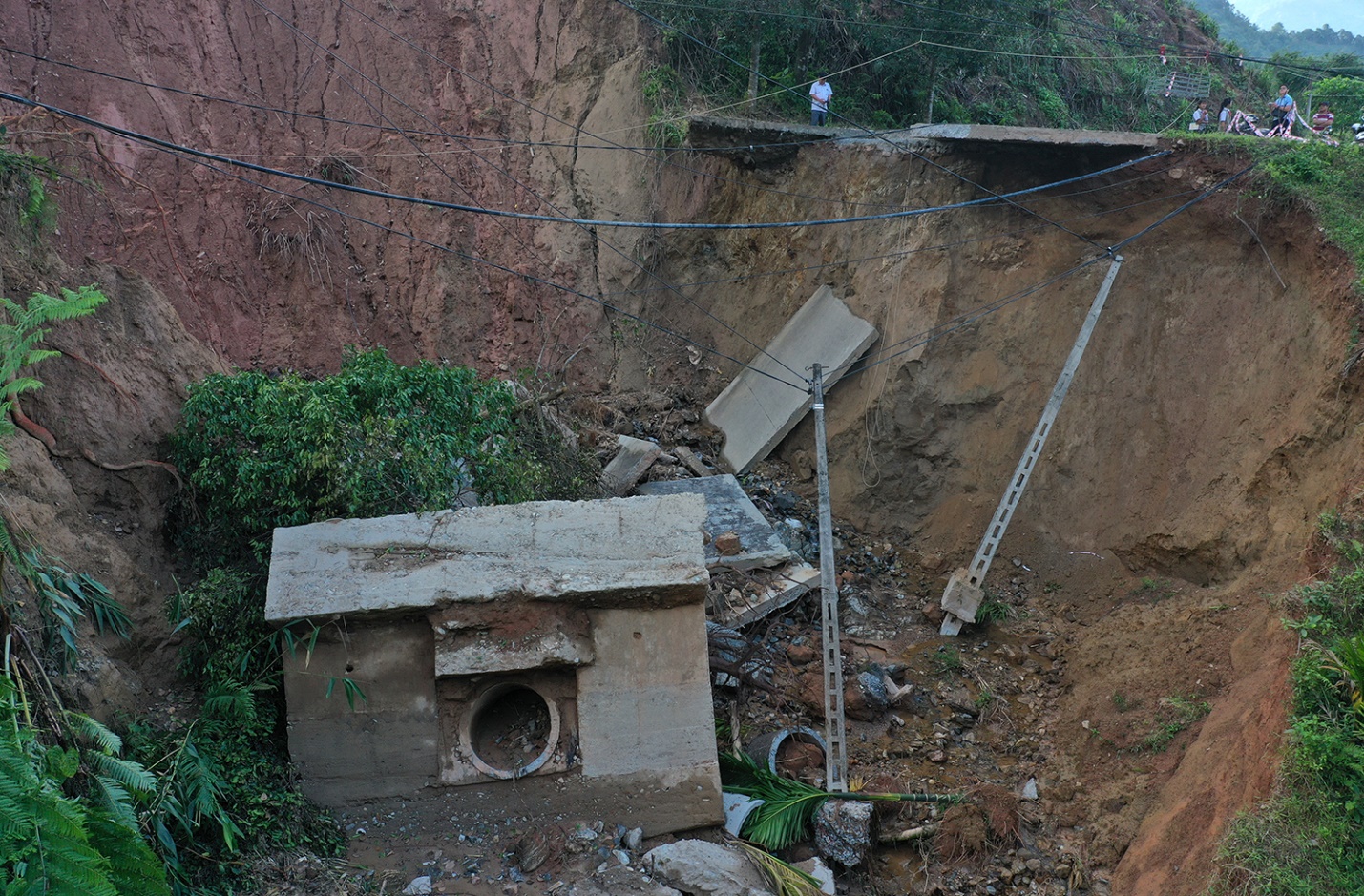 nguoi dan khon kho vi tuyen duong huyet mach bi dut d do mua lu - 8