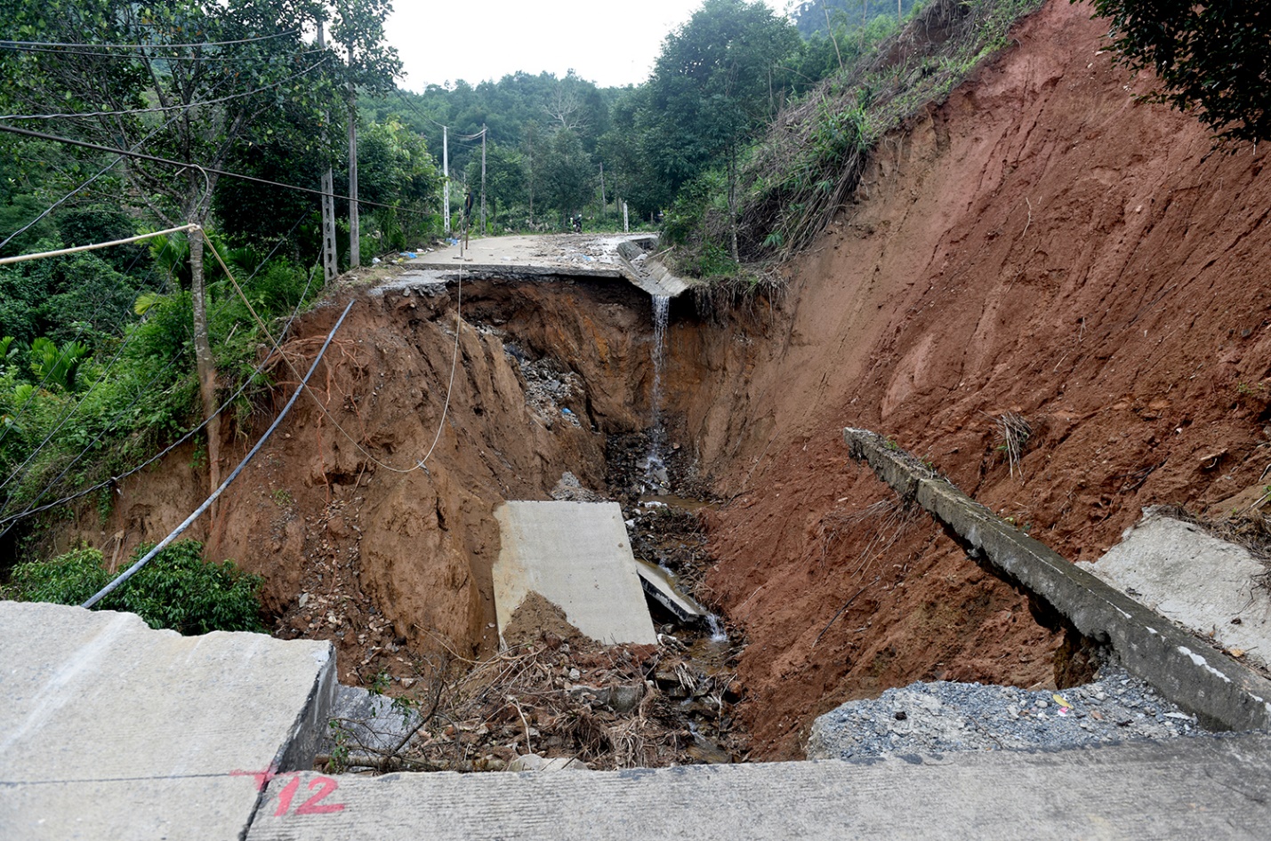 nguoi dan khon kho vi tuyen duong huyet mach bi dut d do mua lu - 3
