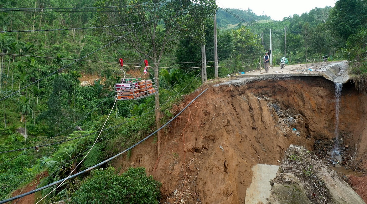 nguoi dan khon kho vi tuyen duong huyet mach bi dut d do mua lu - 9