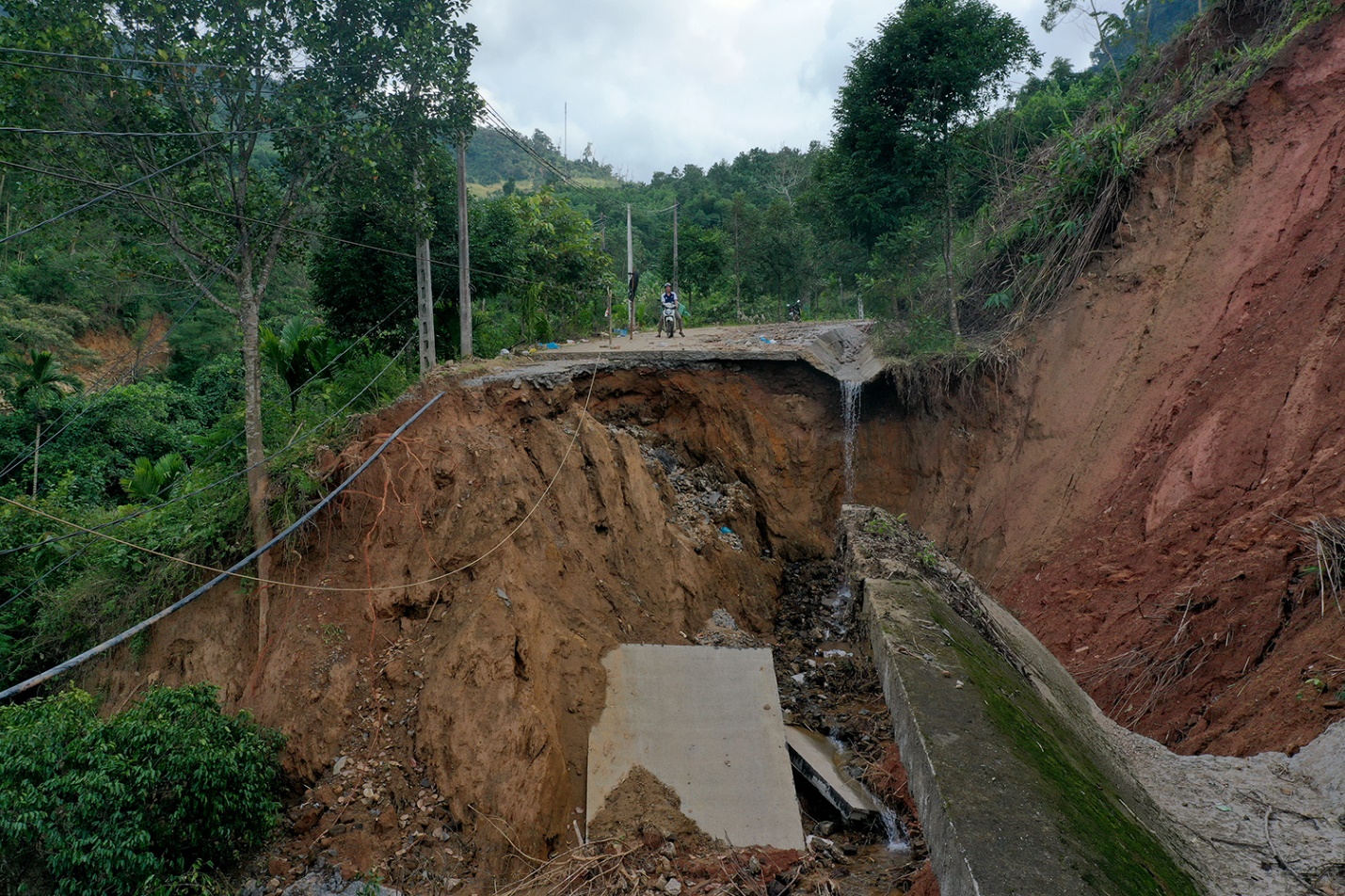 nguoi dan khon kho vi tuyen duong huyet mach bi dut d do mua lu - 10