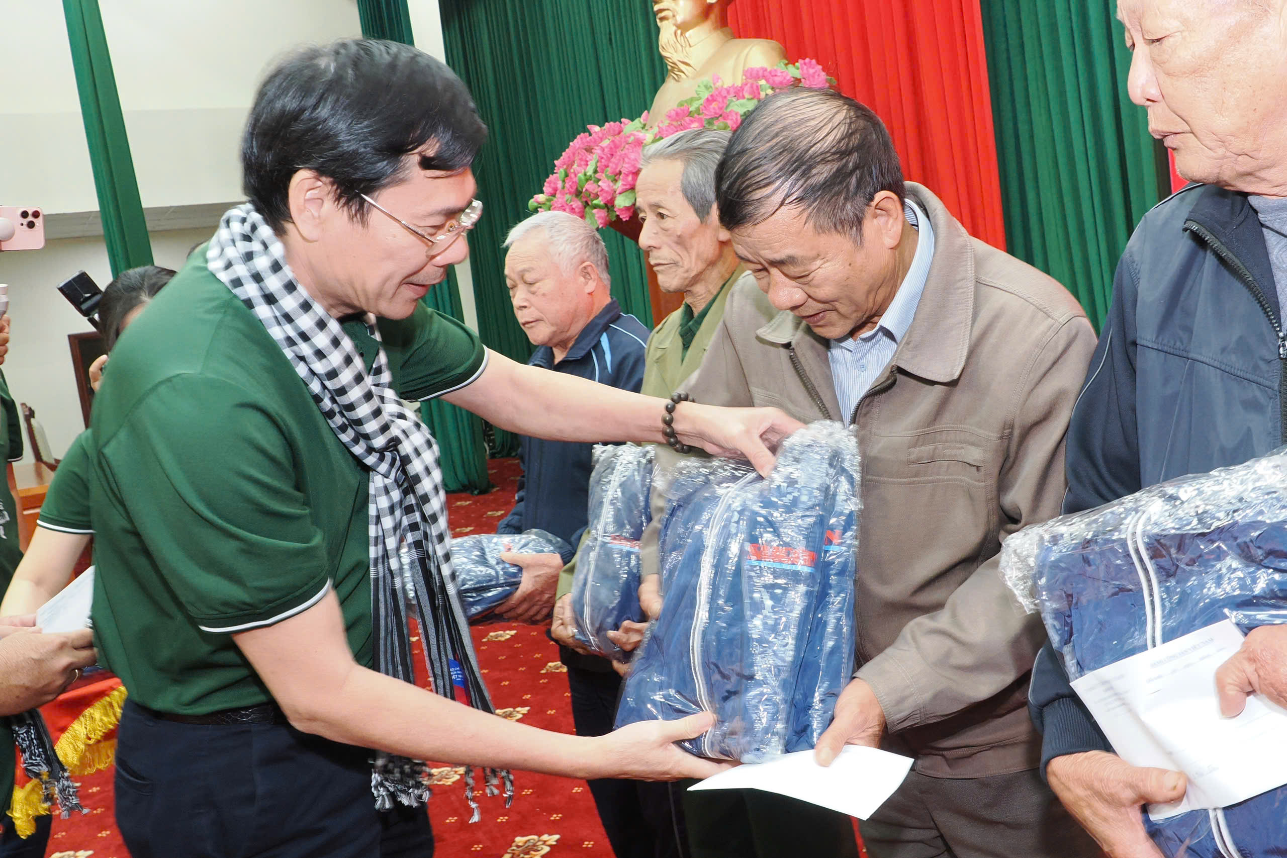 Đoàn công tác TP.HCM hướng về Thái Nguyên: Trao gửi nghĩa tình đến vùng lũ và căn cứ cách mạng - 4
