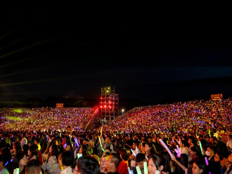Hơn 30.000 khán giả ngồi kín các khán đài concert Quảng Ninh – Đất mỏ anh hùng