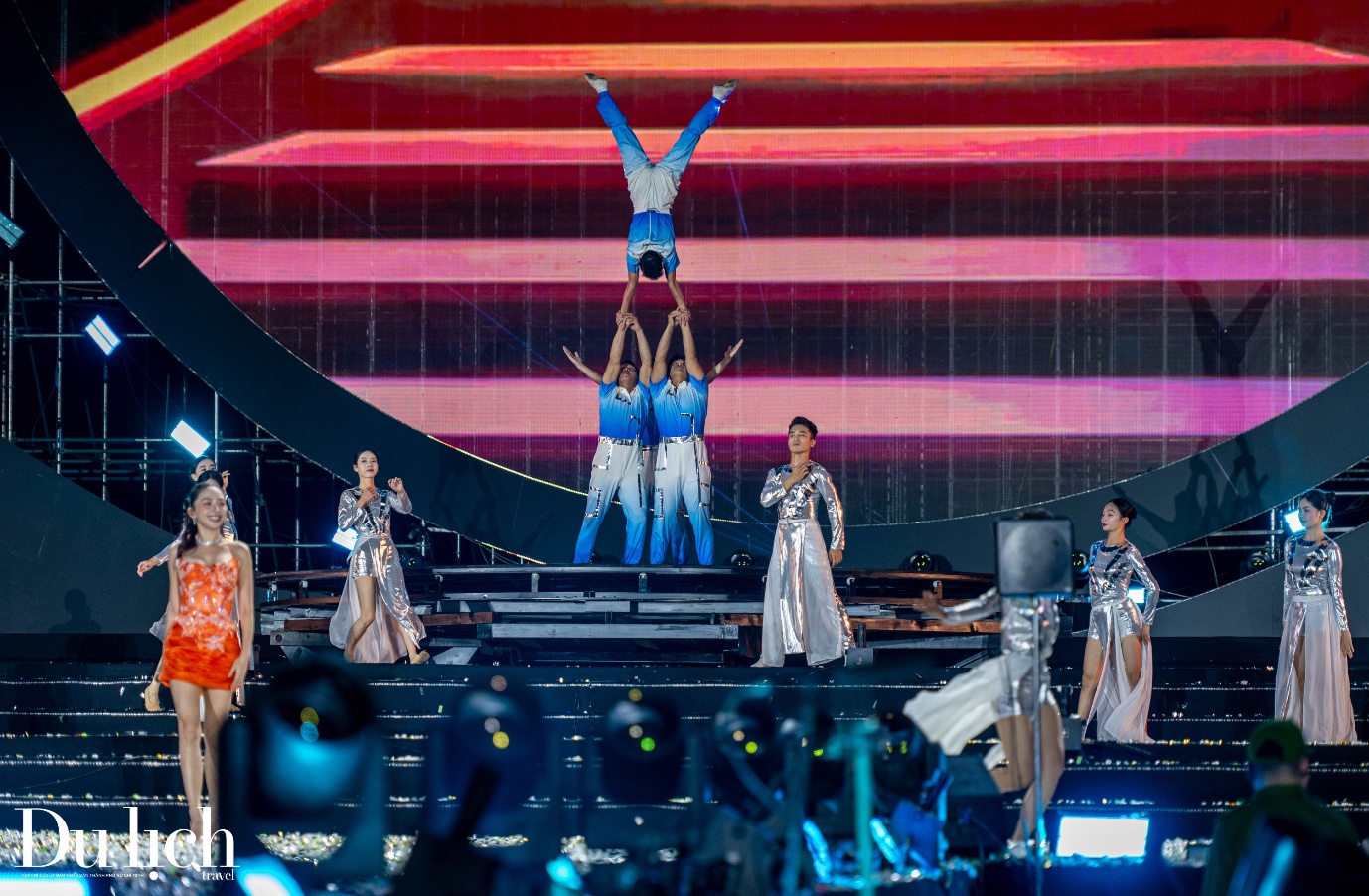 hon 30.000 khan gia ngoi kin cac khan dai concert quang ninh – dat mo anh hung - 10