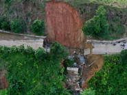 Người dân khốn khổ vì tuyến đường huyết mạch bị đứt đ do mưa lũ