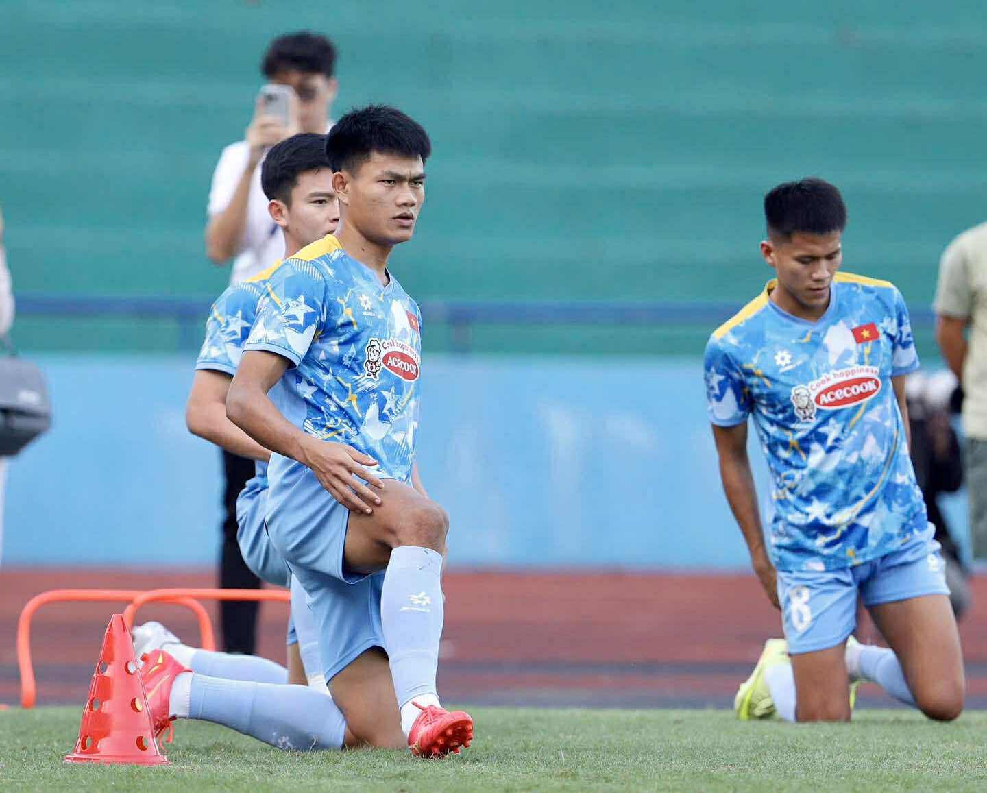 Tiền đạo ĐT Việt Nam thán phục Xuân Son: "Anh ấy ở đẳng cấp khác" - 1