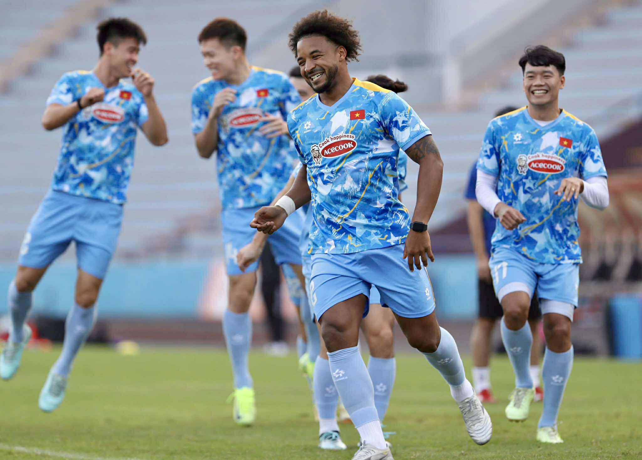 Tiền đạo ĐT Việt Nam thán phục Xuân Son: "Anh ấy ở đẳng cấp khác" - 2