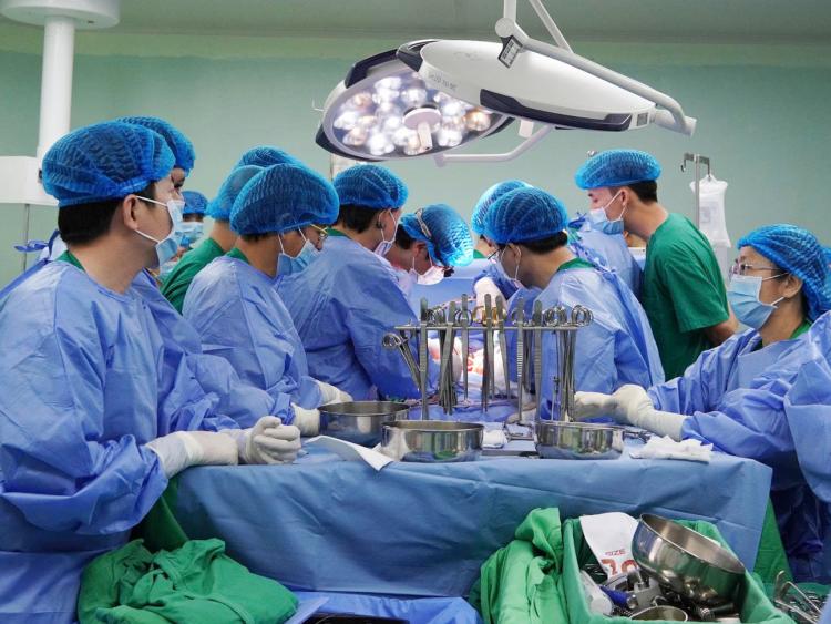 24 giờ chạy đua sinh tử để ghép tạng từ người hiến chết não