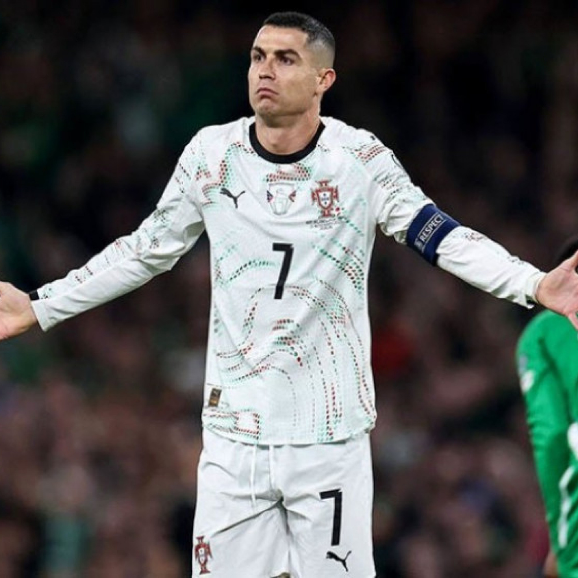  - Ronaldo bị đuổi: Báo chí châu Âu sửng sốt, chỉ trích "kẻ làm trò hề"