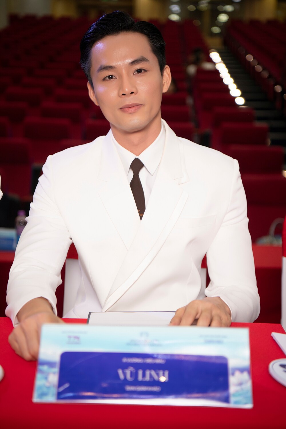 Hoa hậu Quế Anh diện áo dài trắng, chấm thi sơ khảo Hoa hậu Sinh viên Hòa bình Việt Nam 2025 - 3