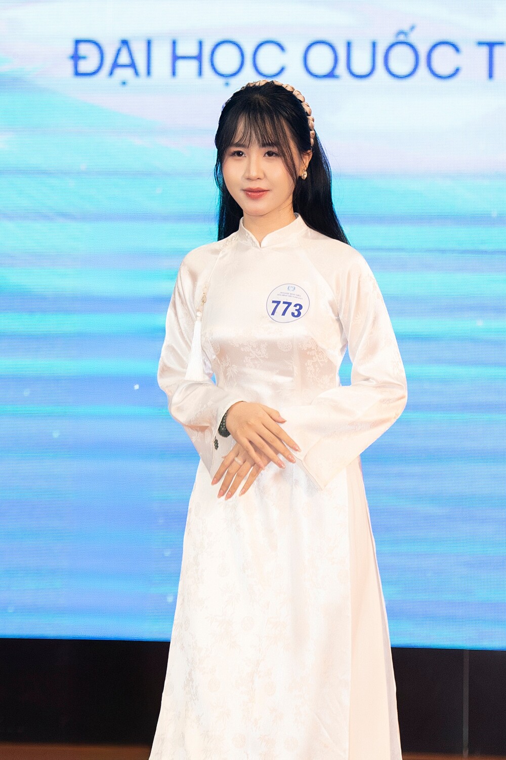 Hoa hậu Quế Anh diện áo dài trắng, chấm thi sơ khảo Hoa hậu Sinh viên Hòa bình Việt Nam 2025 - 5