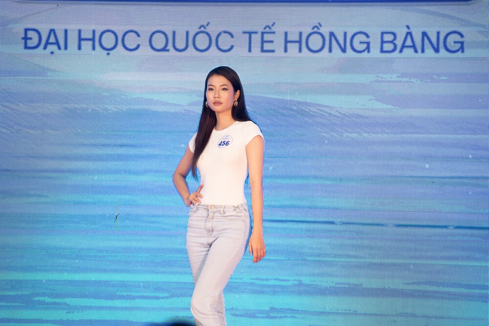 Hoa hậu Quế Anh diện áo dài trắng, chấm thi sơ khảo Hoa hậu Sinh viên Hòa bình Việt Nam 2025 - 6