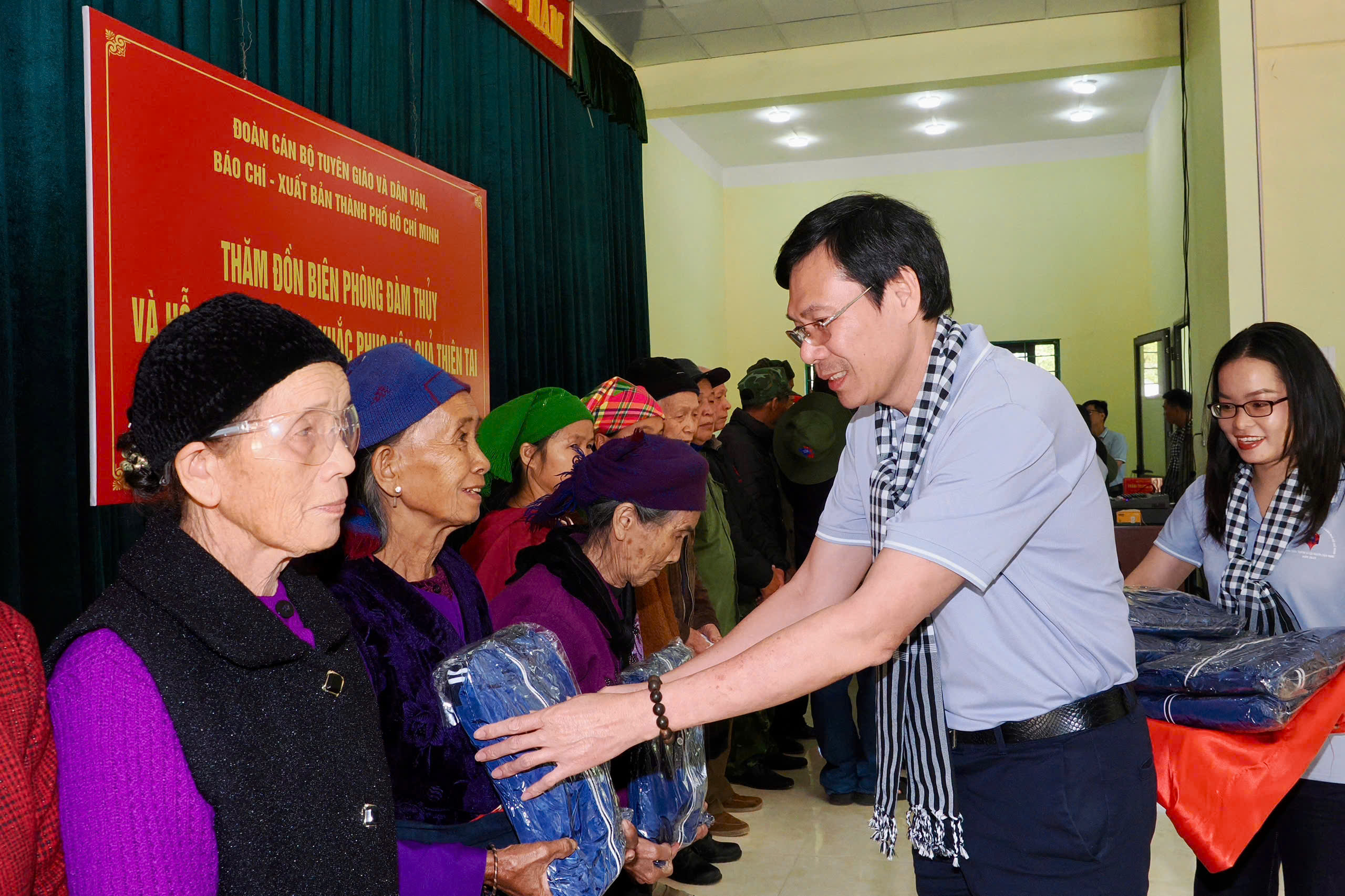 Nghĩa tình TP.HCM tại Đàm Thủy, hỗ trợ người dân và thăm cột mốc chủ quyền - 2