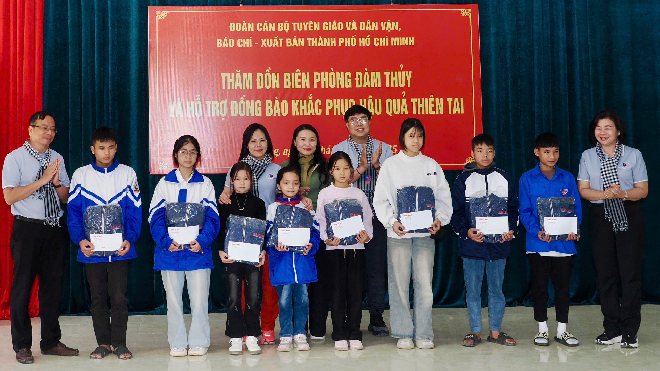 Nghĩa tình TP.HCM tại Đàm Thủy, hỗ trợ người dân và thăm cột mốc chủ quyền - 3