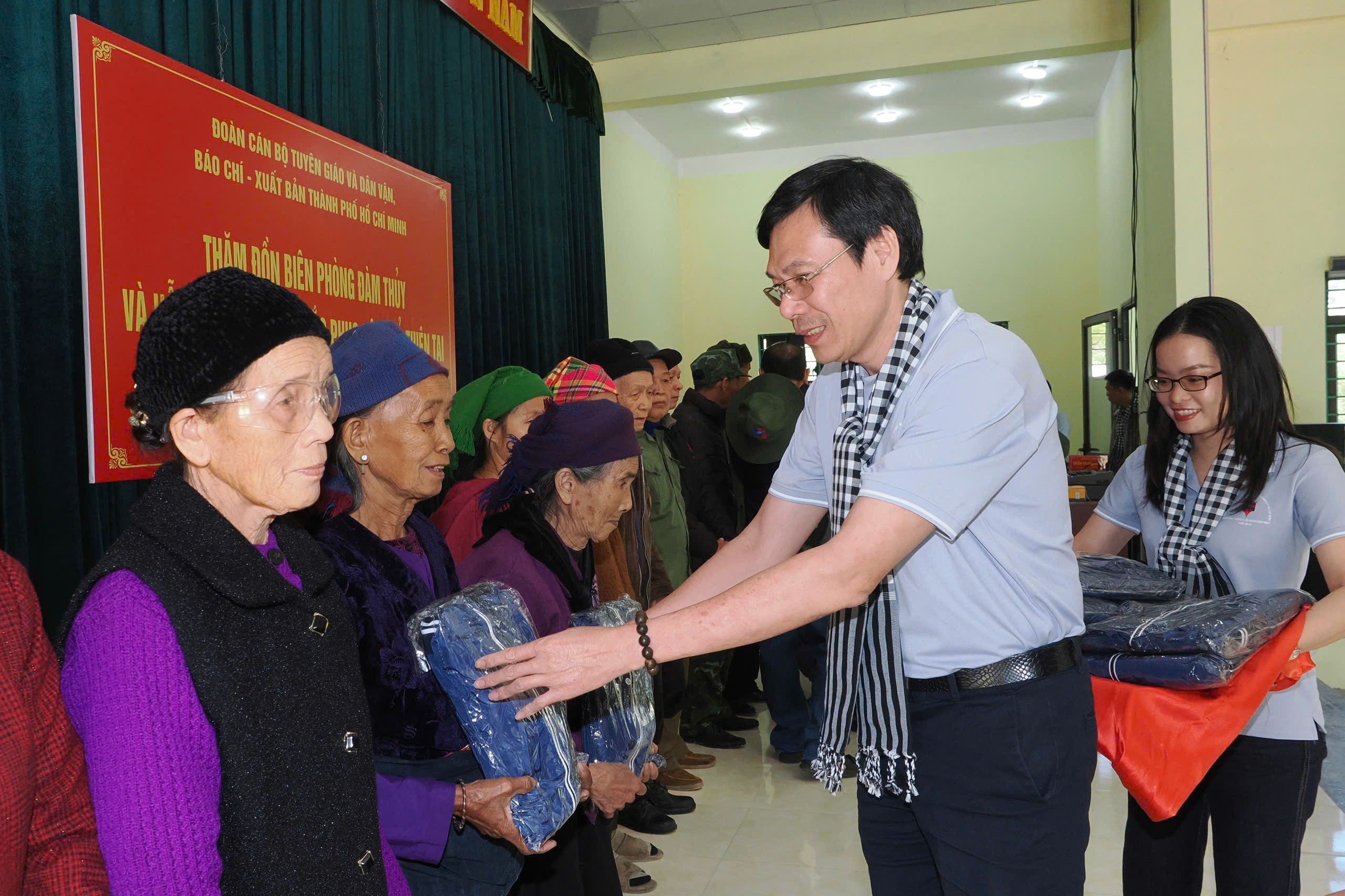 Nghĩa tình TP.HCM tại Đàm Thủy, hỗ trợ người dân và thăm cột mốc chủ quyền - 4