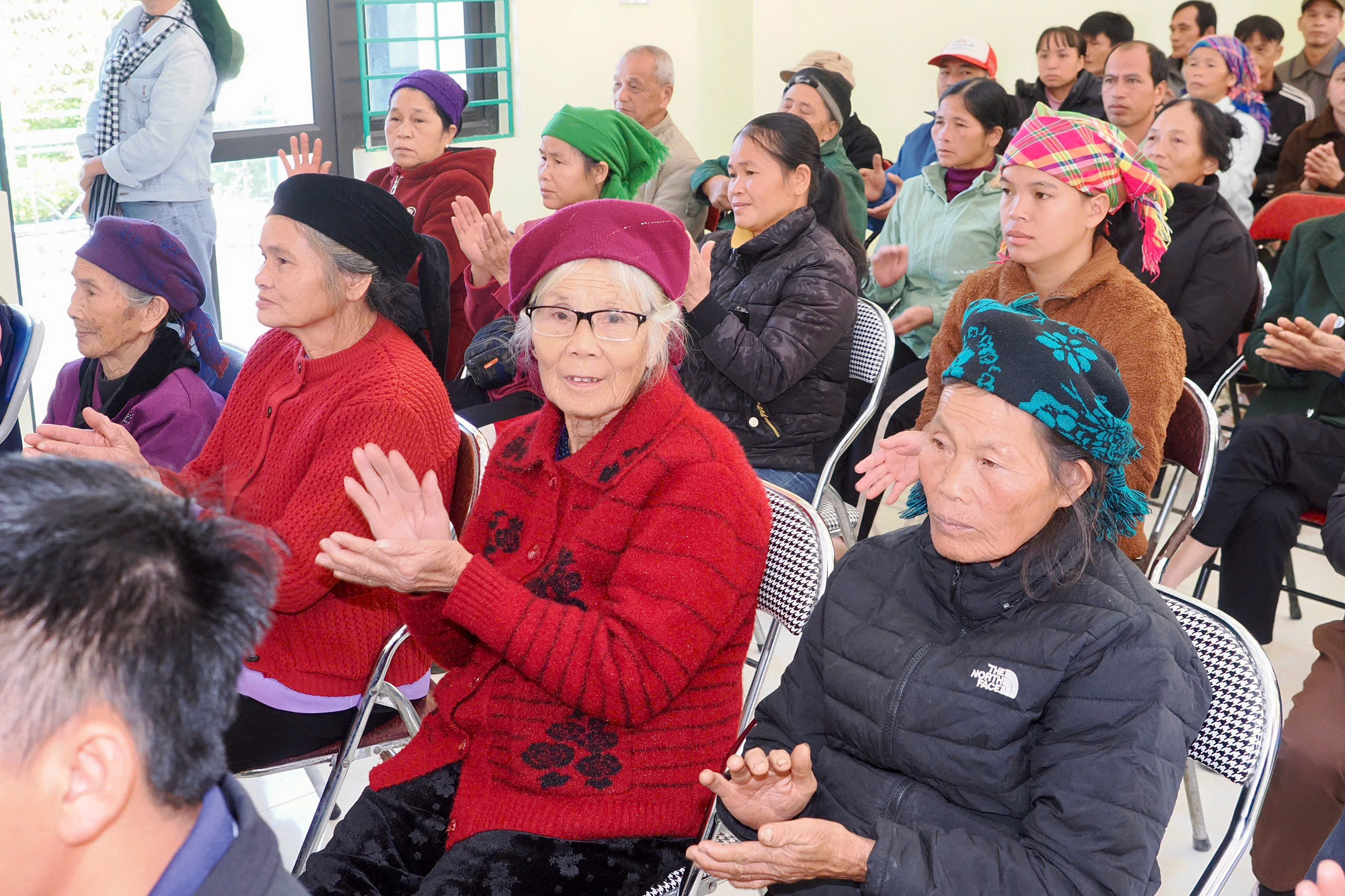 Nghĩa tình TP.HCM tại Đàm Thủy, hỗ trợ người dân và thăm cột mốc chủ quyền - 5