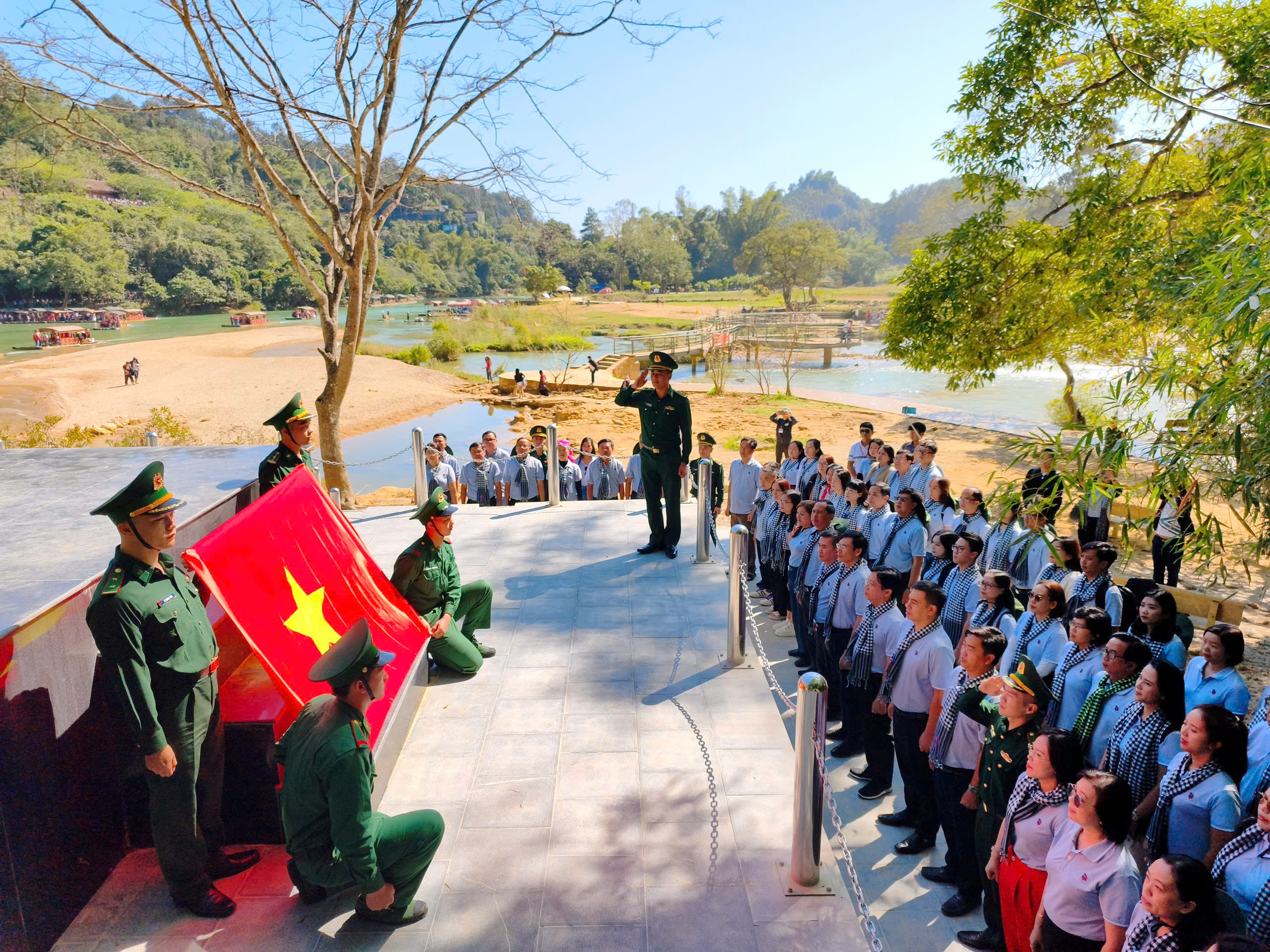 Nghĩa tình TP.HCM tại Đàm Thủy, hỗ trợ người dân và thăm cột mốc chủ quyền - 7
