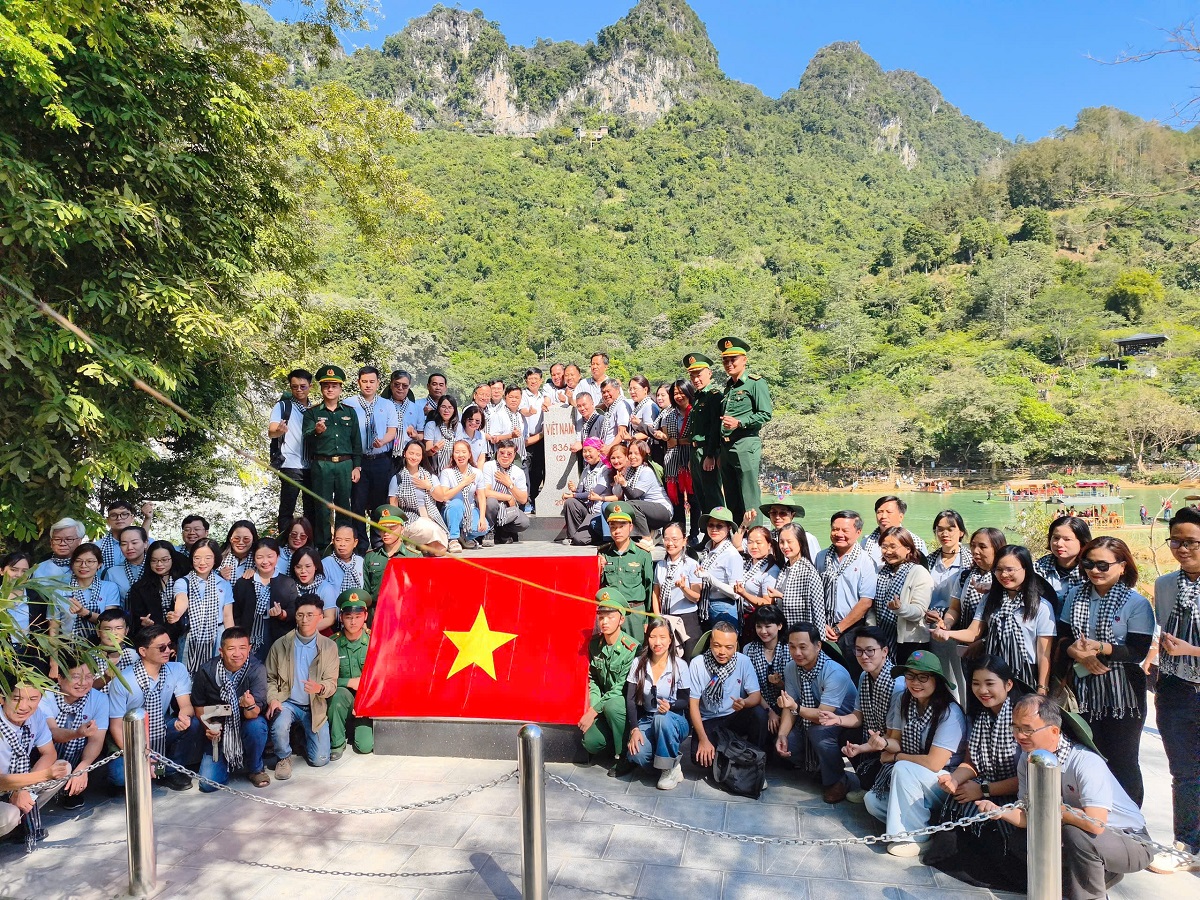 Nghĩa tình TP.HCM tại Đàm Thủy, hỗ trợ người dân và thăm cột mốc chủ quyền - 8