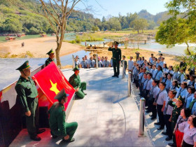  - Lễ chào cờ đặc biệt ở cột mốc biên giới 836 (2)