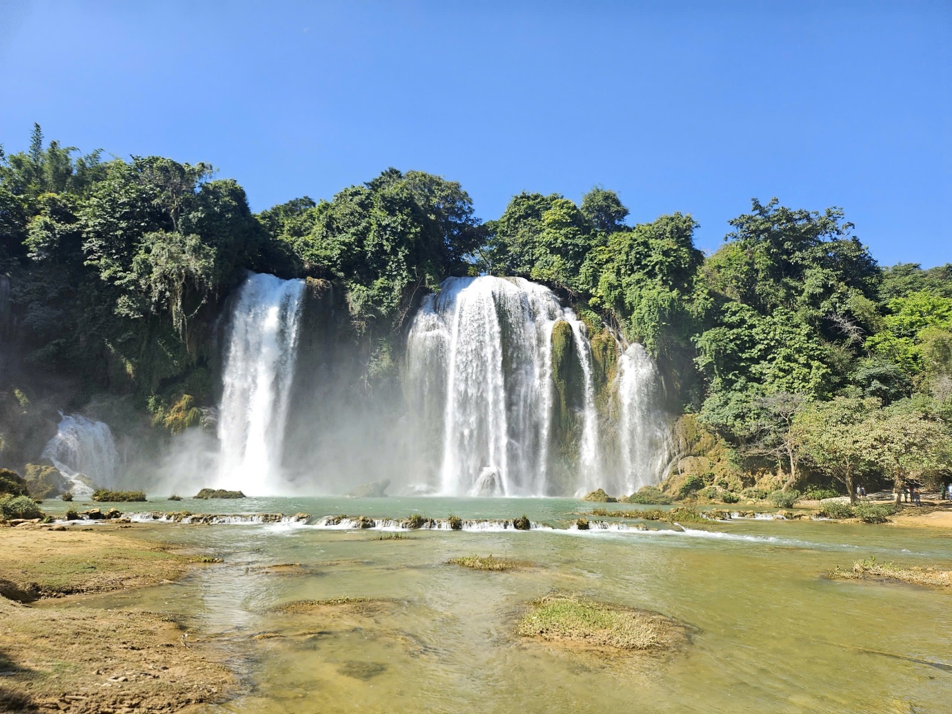 Lễ chào cờ đặc biệt ở cột mốc biên giới 836 (2) - 1