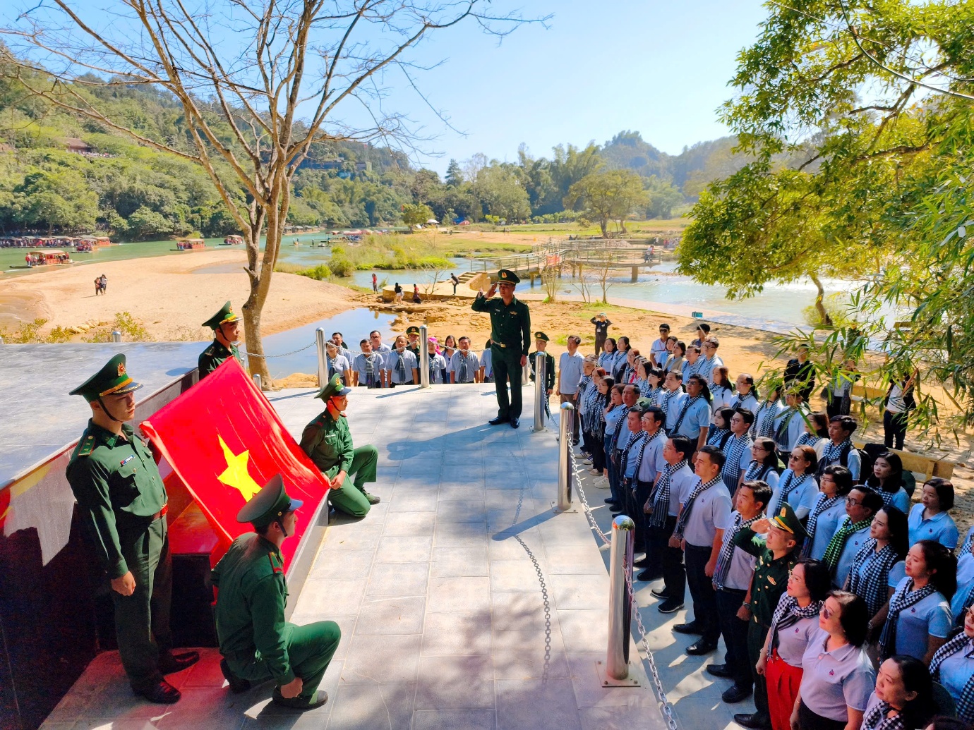 Lễ chào cờ đặc biệt ở cột mốc biên giới 836 (2) - 3
