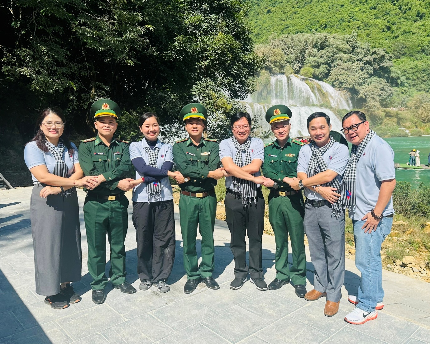 Lễ chào cờ đặc biệt ở cột mốc biên giới 836 (2) - 5