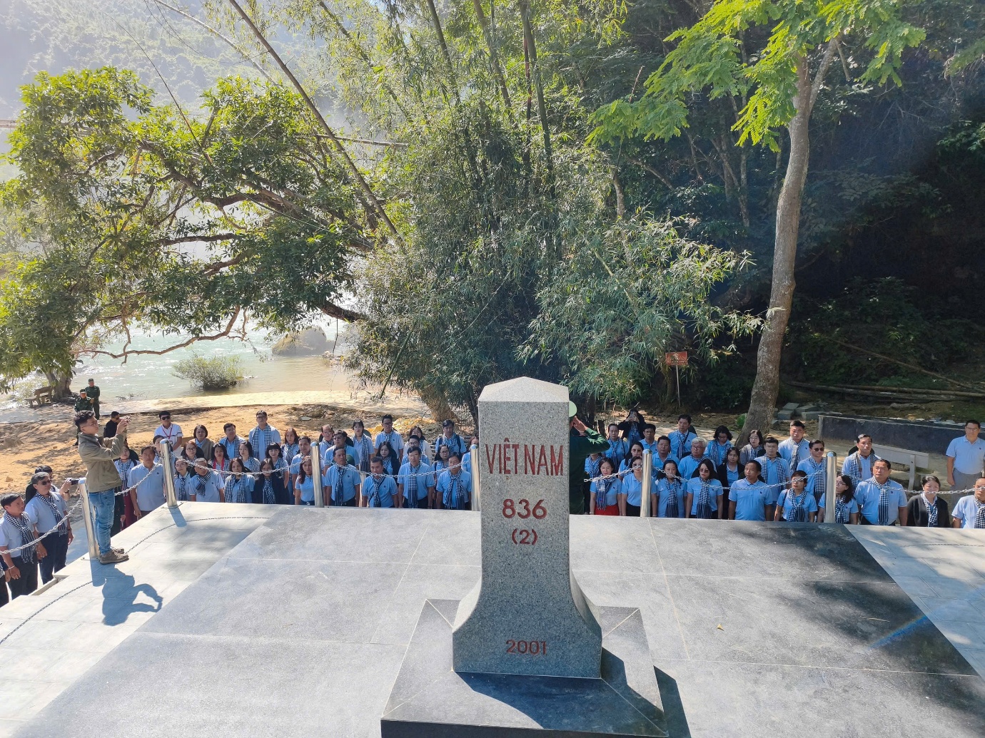 Lễ chào cờ đặc biệt ở cột mốc biên giới 836 (2) - 2