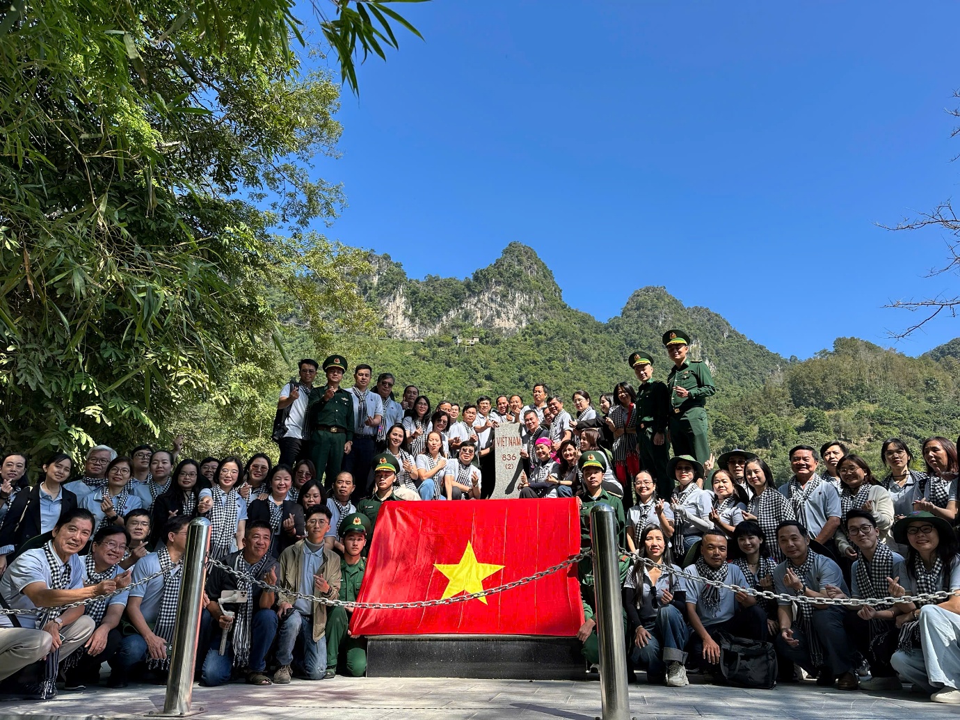 Lễ chào cờ đặc biệt ở cột mốc biên giới 836 (2) - 4