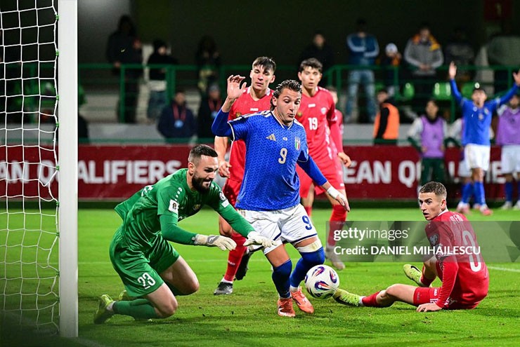 Video bóng đá Moldova - Italia: Vỡ òa cuối trận (Vòng loại World Cup) - 1