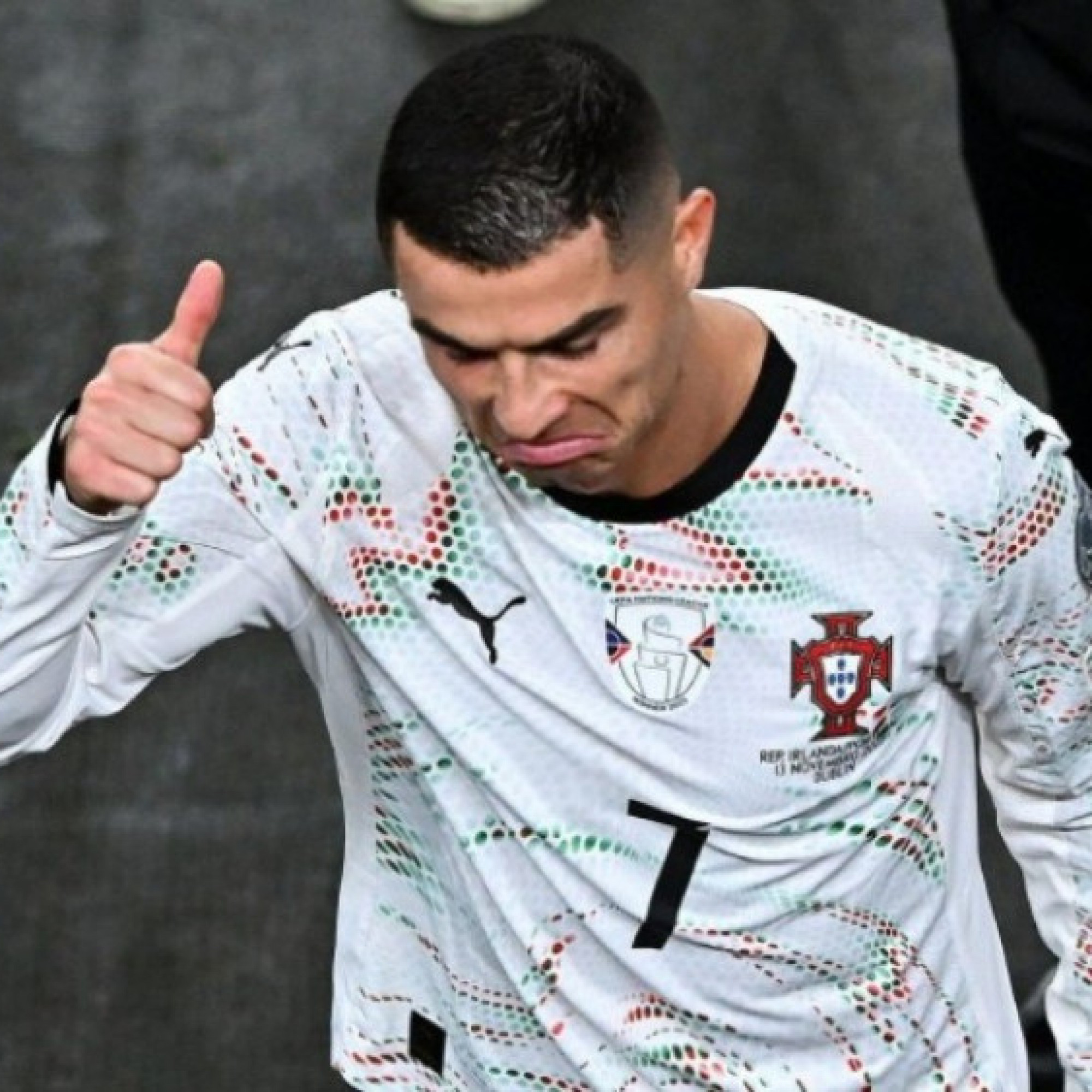  - Ronaldo nguy cơ bị tăng án phạt vì đánh nguội: Fan "vẽ" kịch bản cứu siêu sao
