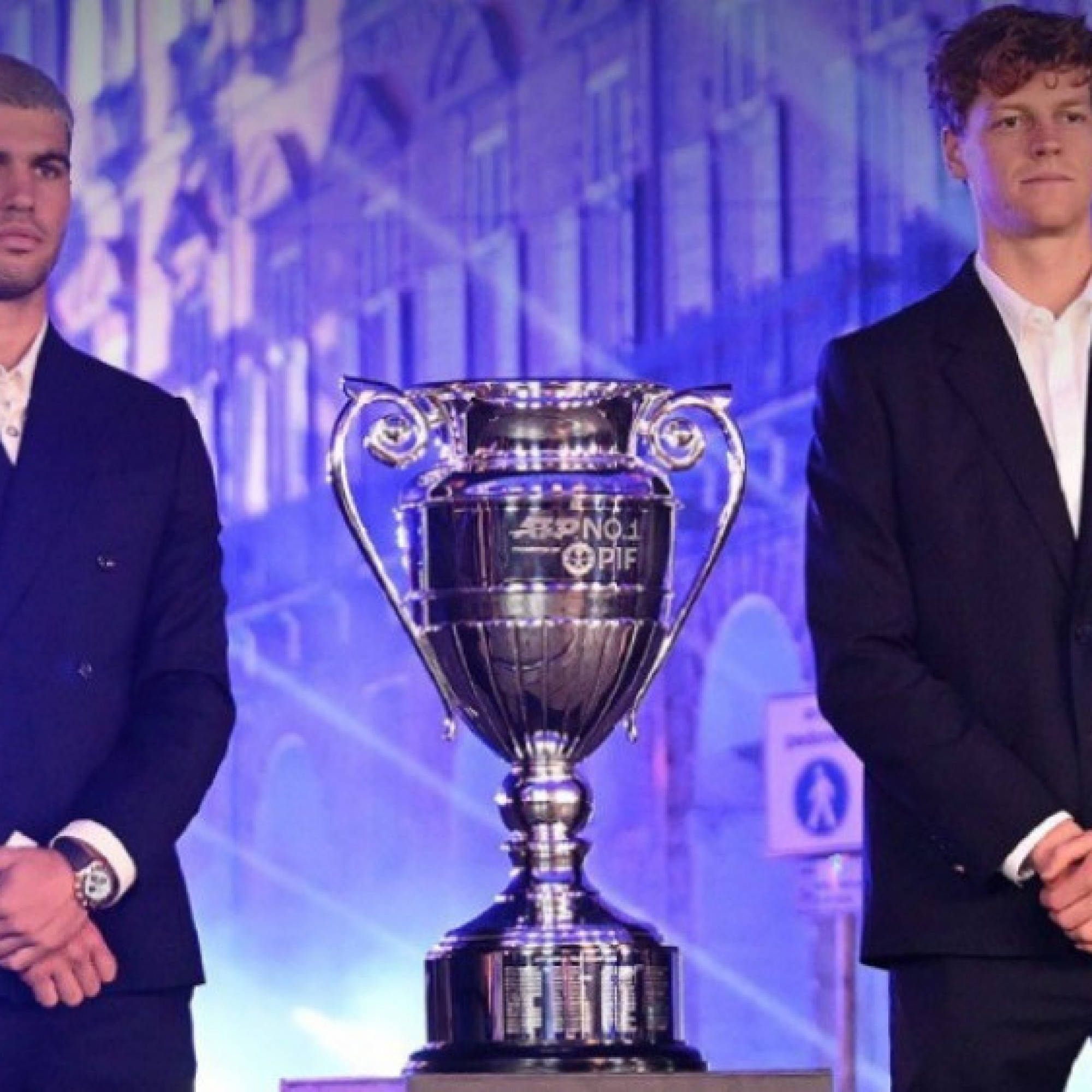  - Sinner đập tay chúc mừng Alcaraz giữ số 1, nói về "mồi ngon" ở bán kết ATP Finals