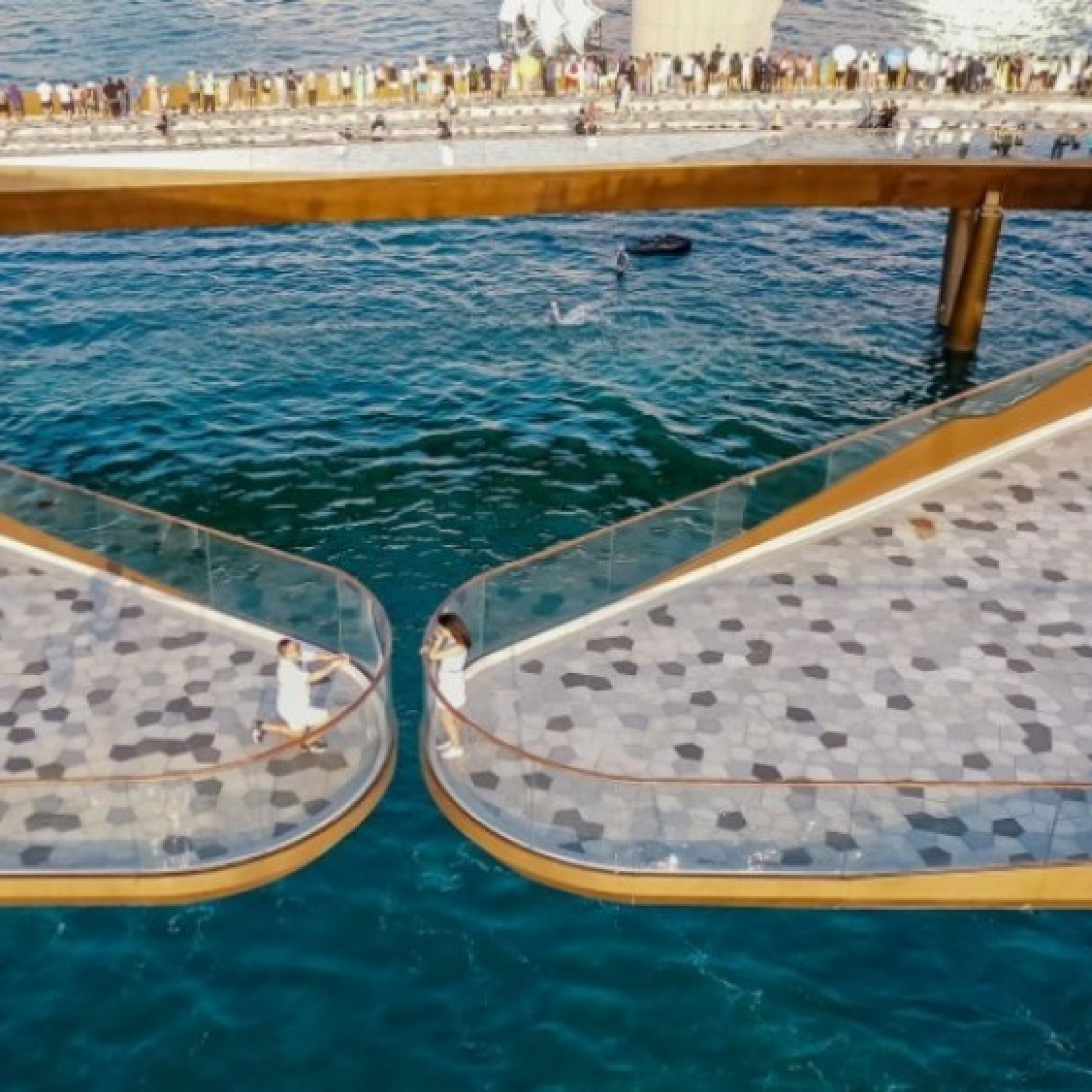 Giải trí - Hàng nghìn cặp đôi đến Cầu Hôn tại Phú Quốc để cầu hôn