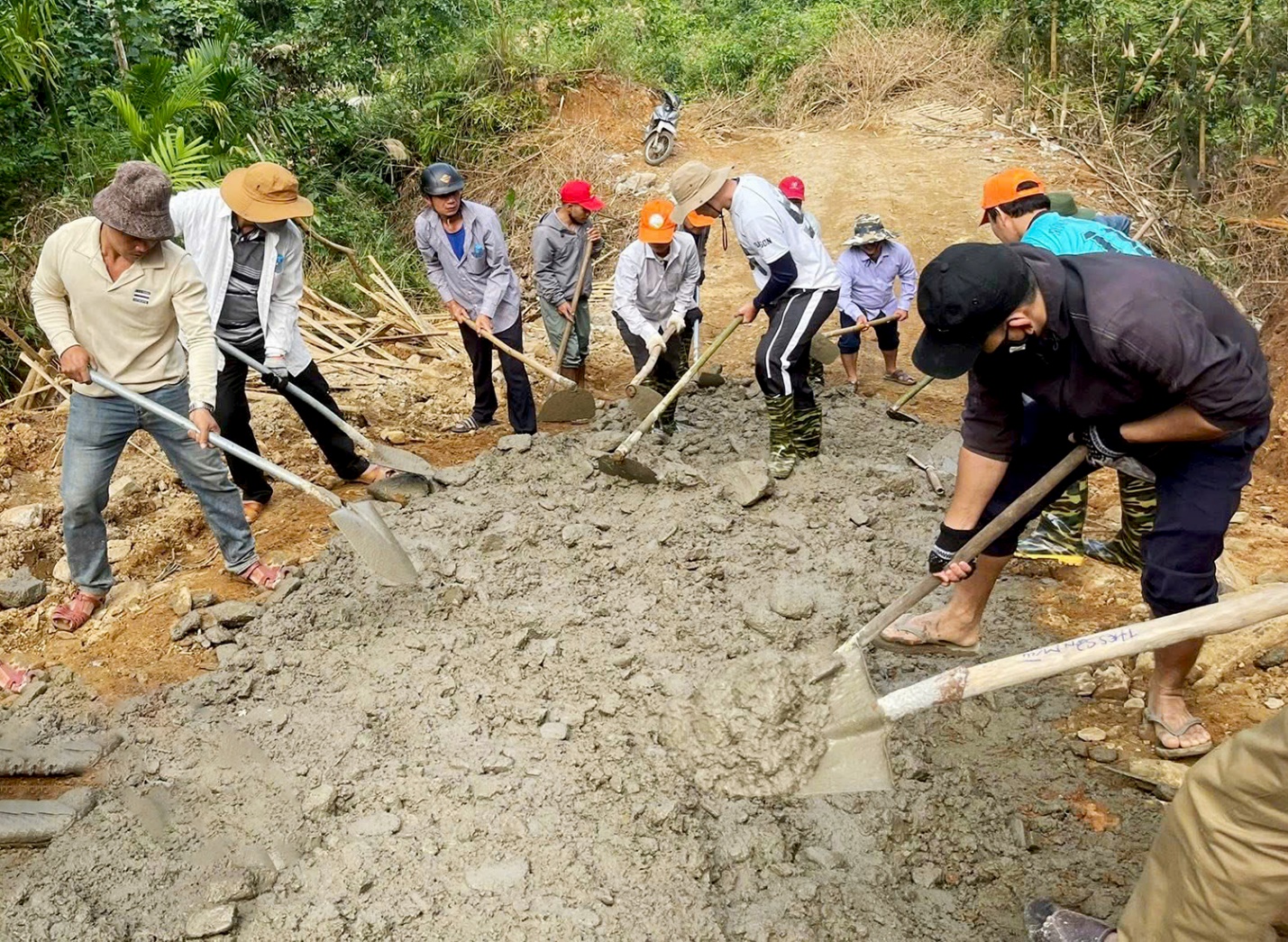 mo duong tam cho dan vuot qua diem dut gay do lo nui - 1