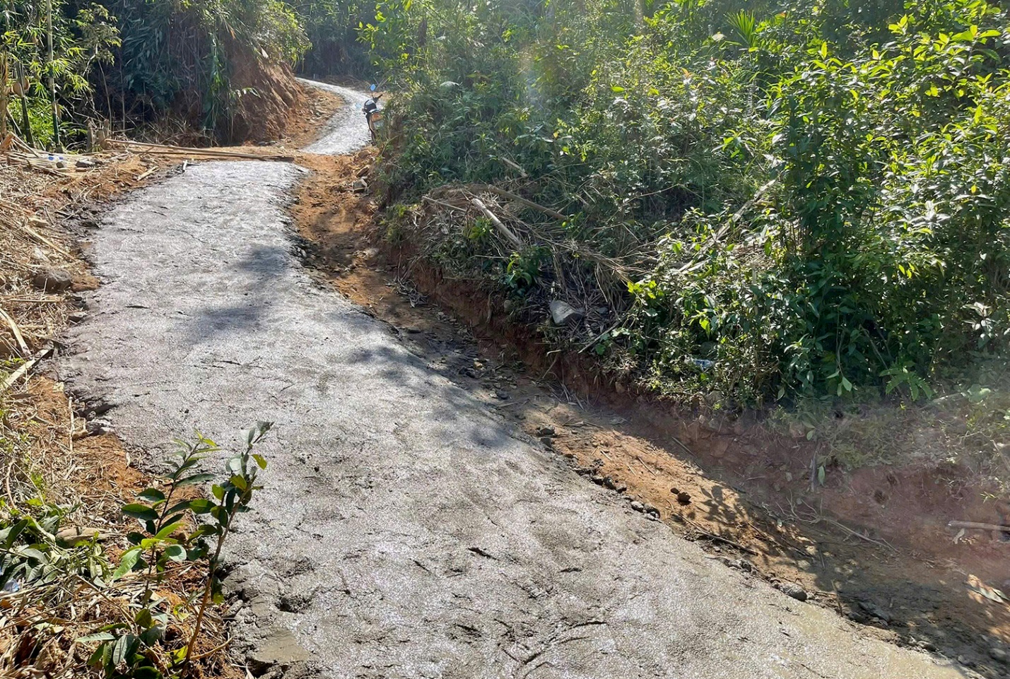 mo duong tam cho dan vuot qua diem dut gay do lo nui - 4