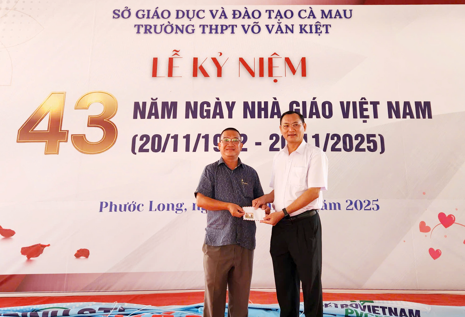 Phóng viên Tạp chí Du lịch TP.HCM trao học bổng cho học sinh Trường THPT Võ Văn Kiệt ở Cà Mau - 1