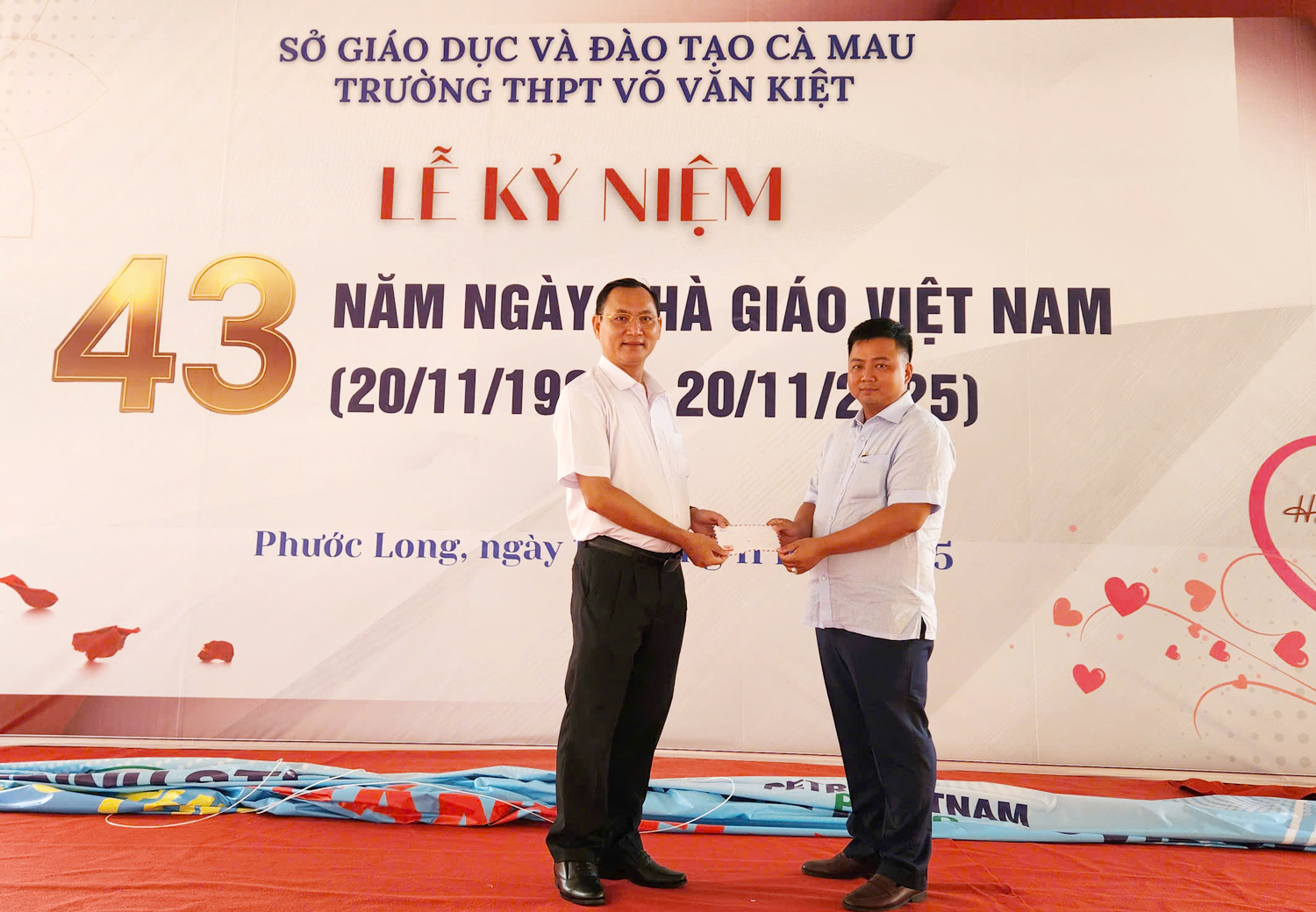 Phóng viên Tạp chí Du lịch TP.HCM trao học bổng cho học sinh Trường THPT Võ Văn Kiệt ở Cà Mau - 2