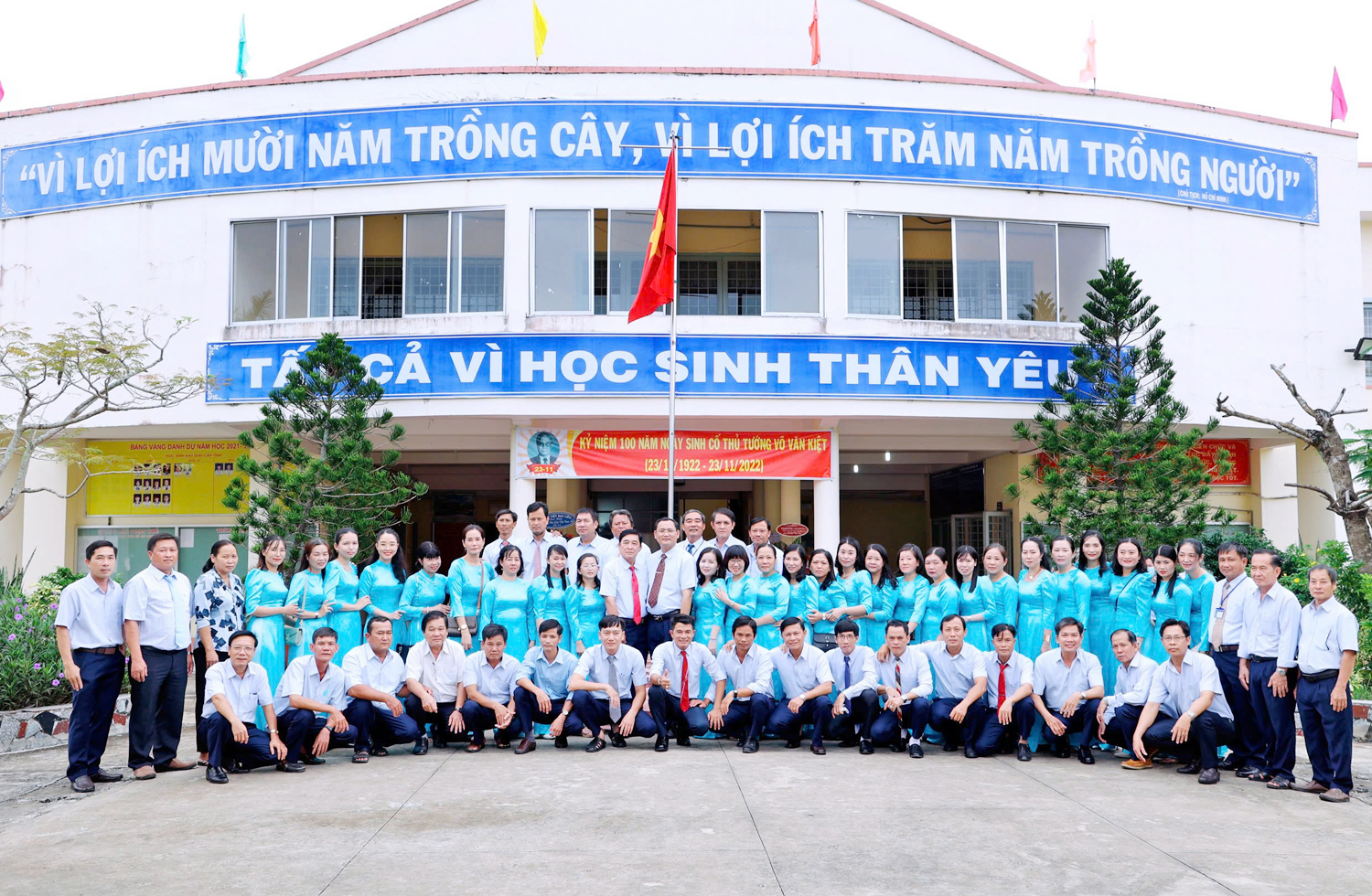 Phóng viên Tạp chí Du lịch TP.HCM trao học bổng cho học sinh Trường THPT Võ Văn Kiệt ở Cà Mau - 4