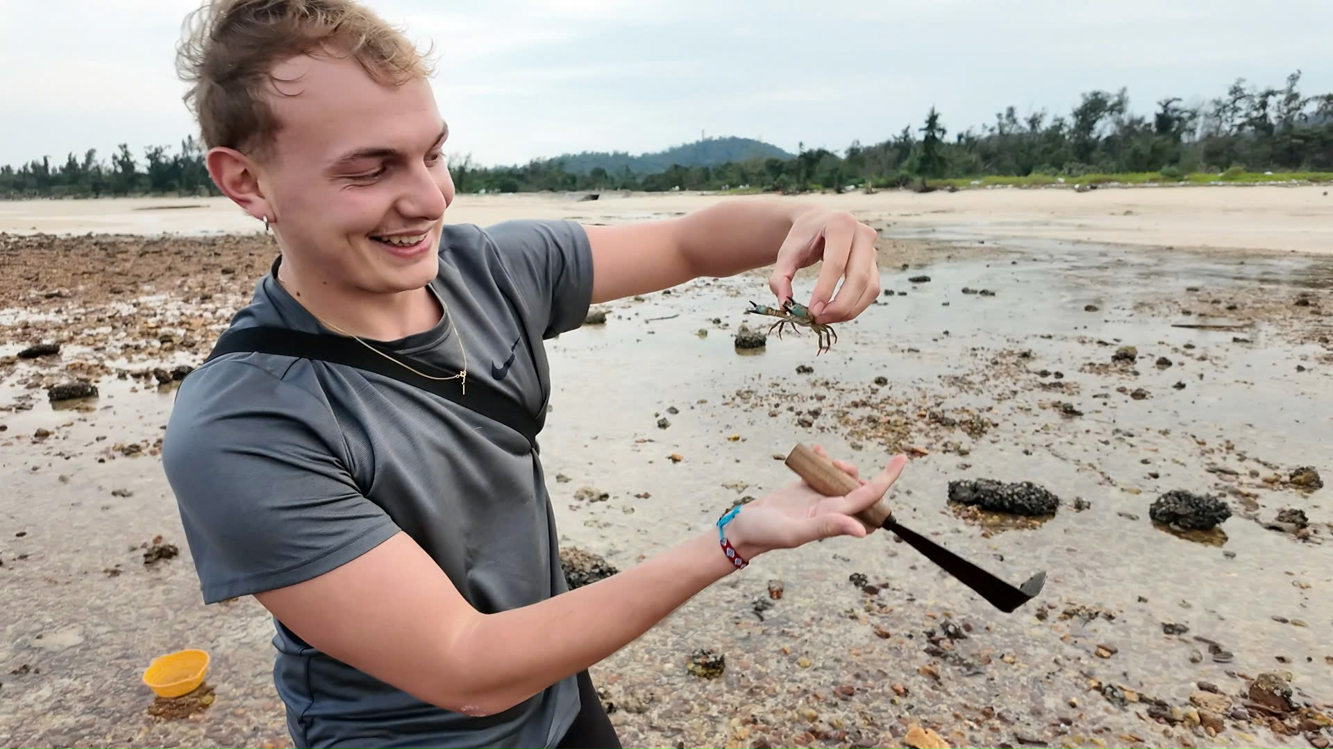 “khach tay” di du lich xuong ruong gat lua, keo cay cung nong dan tren dao co to - 11