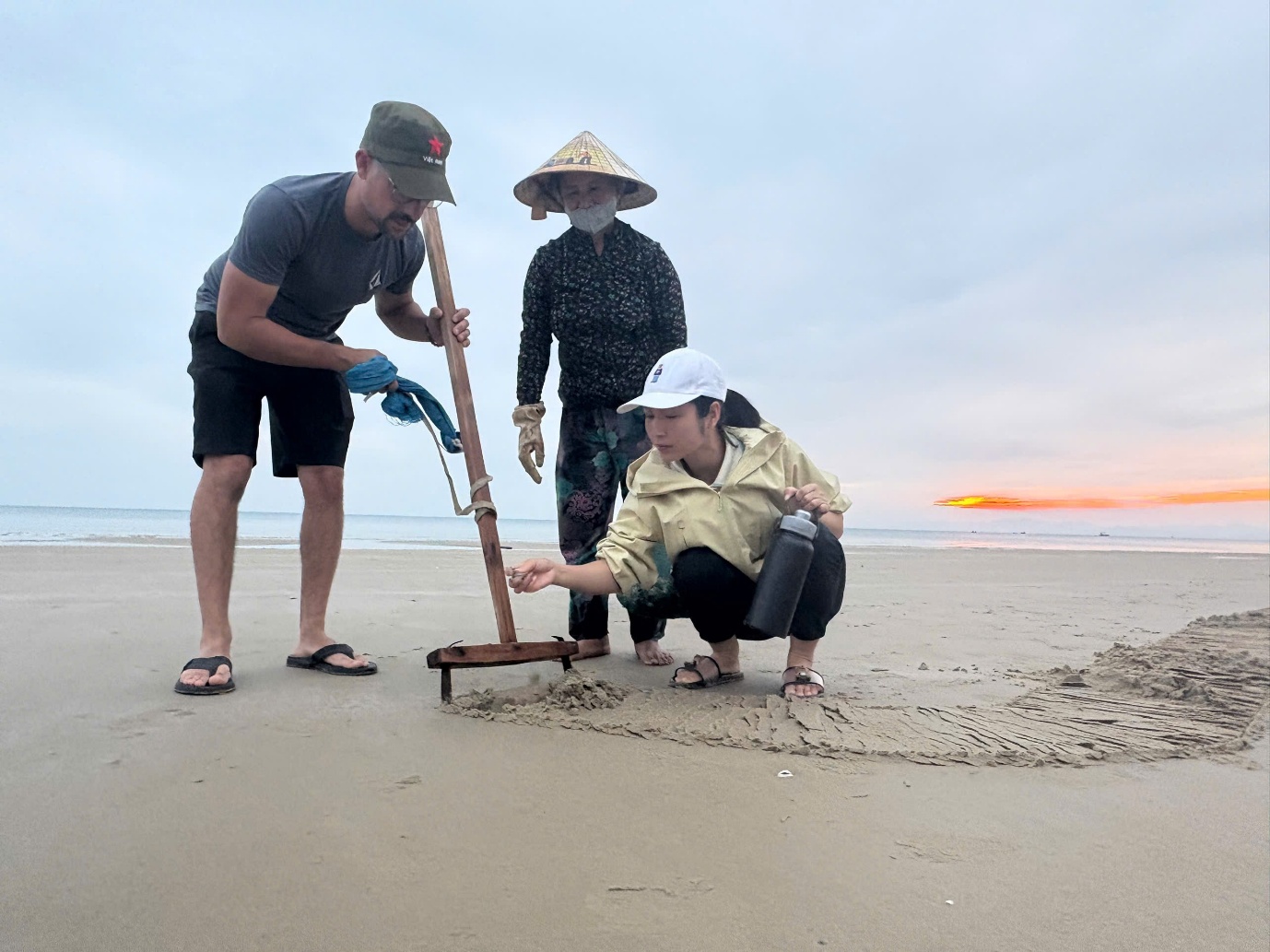 “khach tay” di du lich xuong ruong gat lua, keo cay cung nong dan tren dao co to - 12