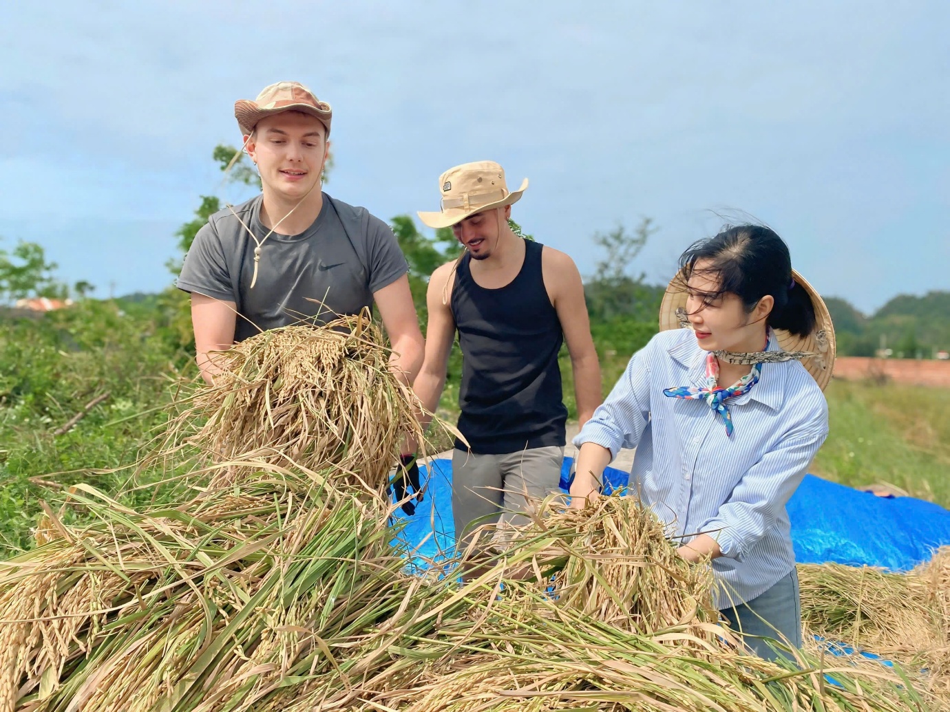“khach tay” di du lich xuong ruong gat lua, keo cay cung nong dan tren dao co to - 9