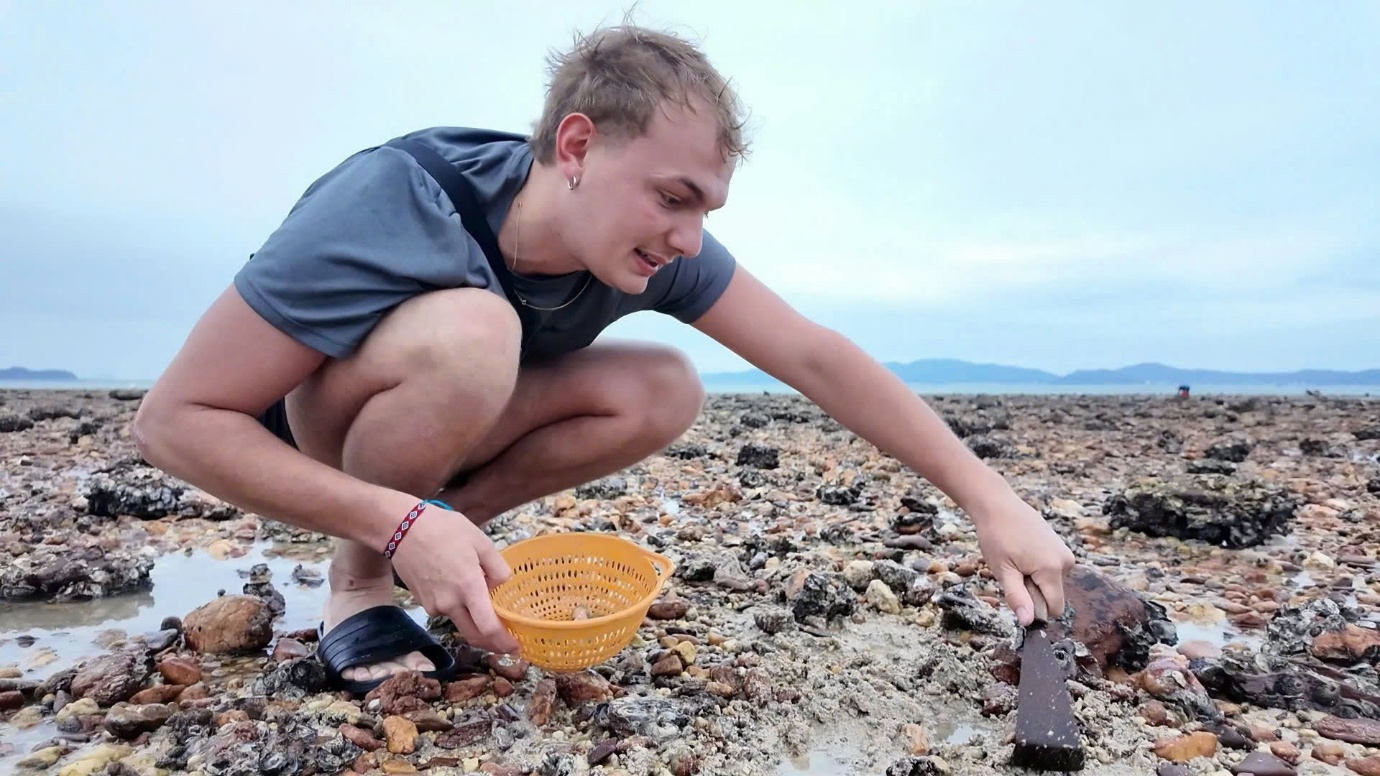 “khach tay” di du lich xuong ruong gat lua, keo cay cung nong dan tren dao co to - 13