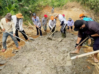  - Mở đường tạm cho dân vượt qua điểm đứt gãy do lở núi