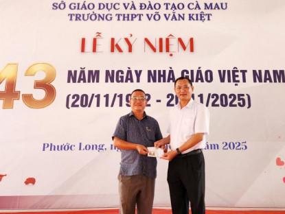 Phóng viên Tạp chí Du lịch TP.HCM trao học bổng cho học sinh Trường THPT Võ Văn Kiệt ở Cà Mau