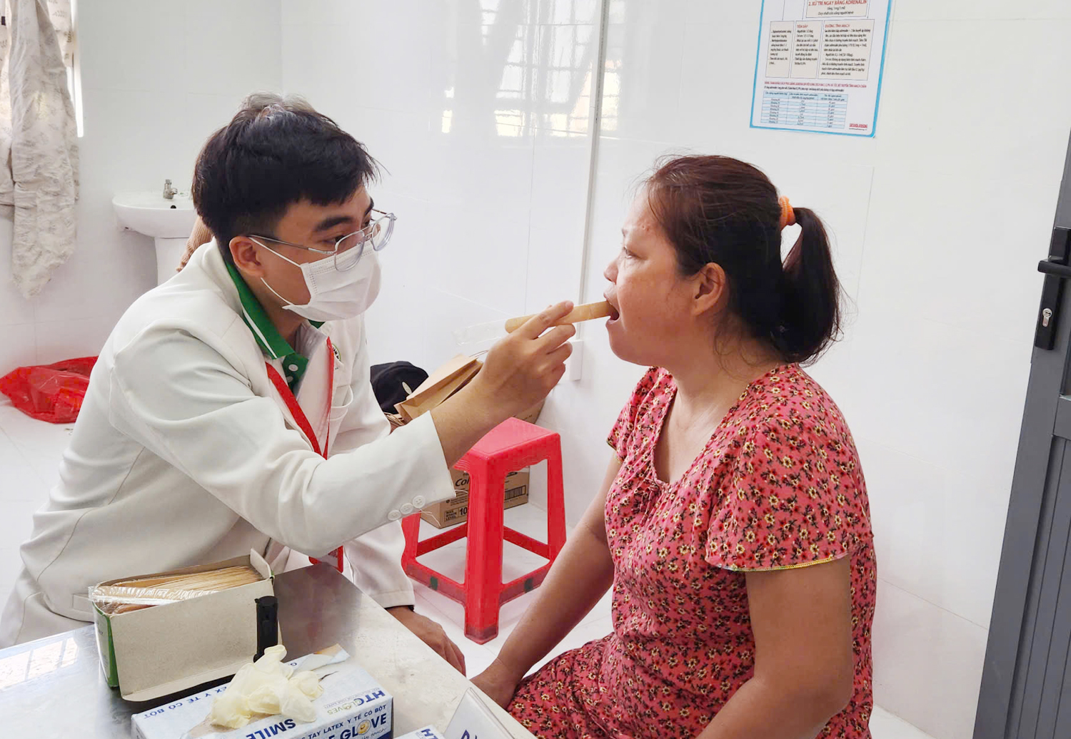 Đoàn bác sĩ TP.HCM khám bệnh, phát thuốc miễn phí tại Cần Thơ - 1