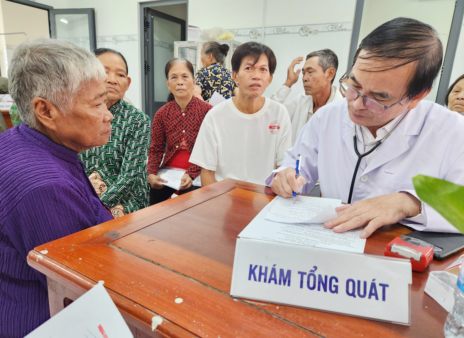 Đoàn bác sĩ TP.HCM khám bệnh, phát thuốc miễn phí tại Cần Thơ - 3