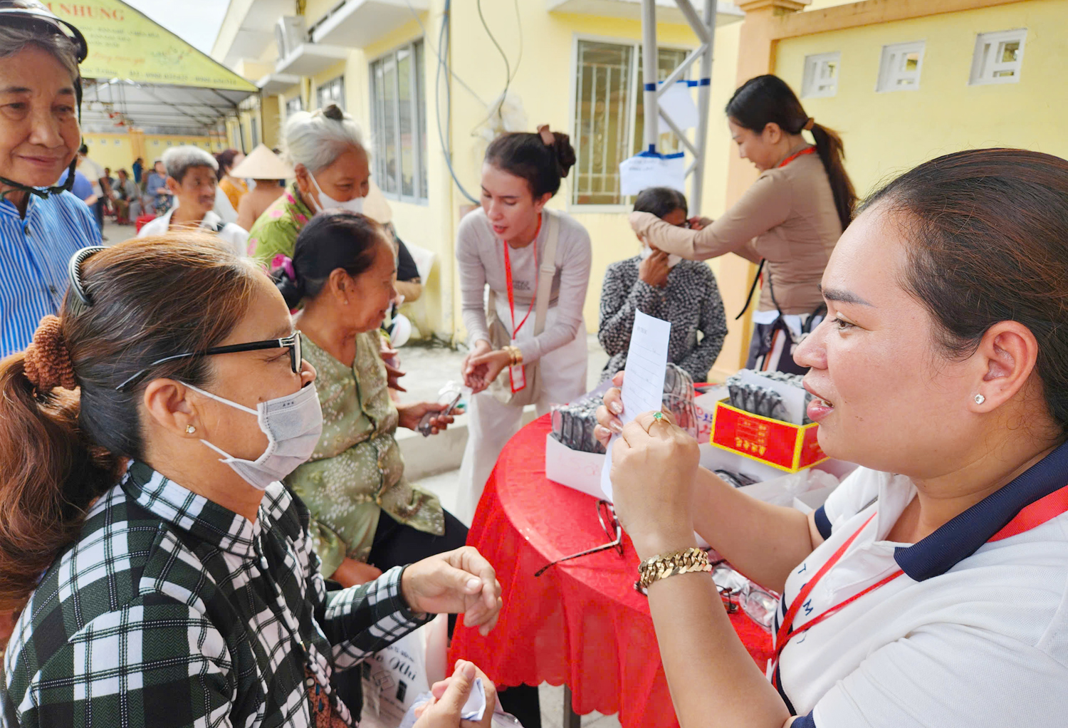 Đoàn bác sĩ TP.HCM khám bệnh, phát thuốc miễn phí tại Cần Thơ - 4