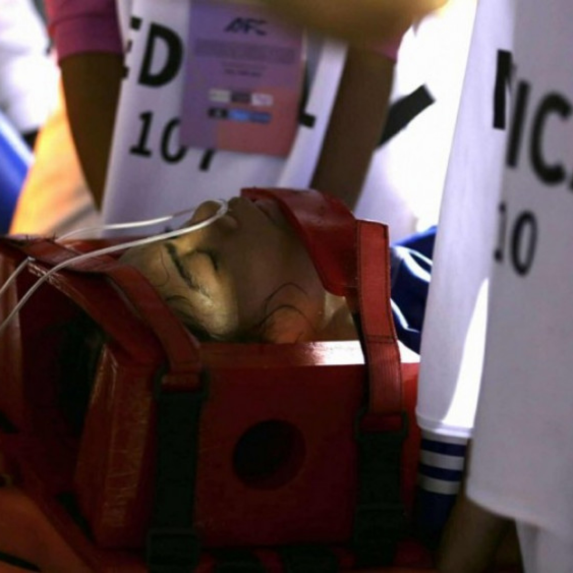  - Cầu thủ nữ Singapore ngã quỵ, phải thở oxy khiến sân Thống Nhất nín lặng