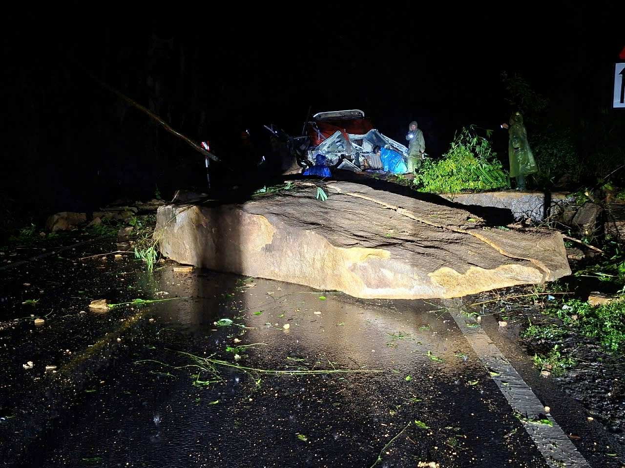 Xe khách Phương Trang đi đèo Khánh Lê bị tảng đá 10 tấn rơi trúng, 6 du khách tử vong - 2