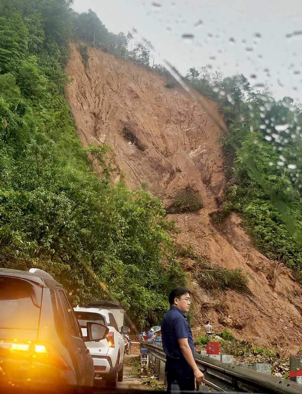 mua lu keo dai gay thiet hai nang tren dien rong o mien trung - 7