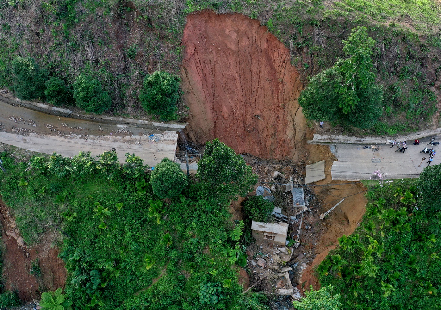 mua lu keo dai gay thiet hai nang tren dien rong o mien trung - 2